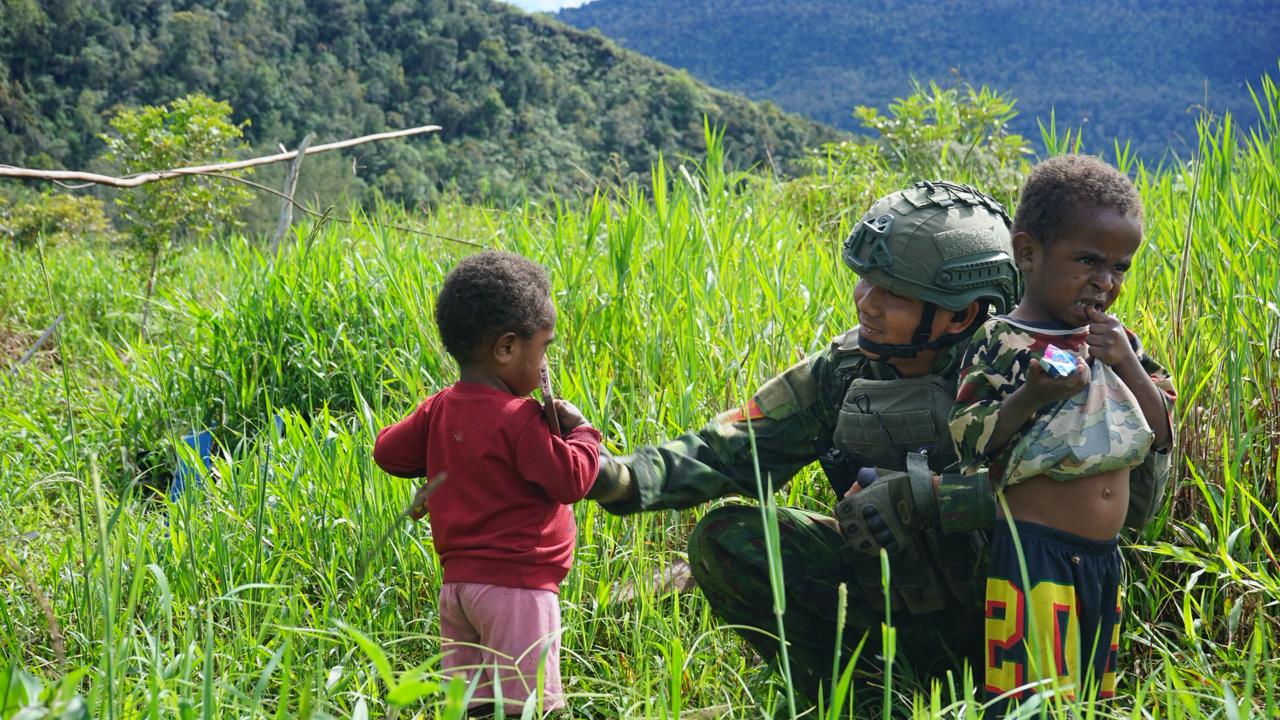 Patroli-Humanis-Marinir-TNI-AL